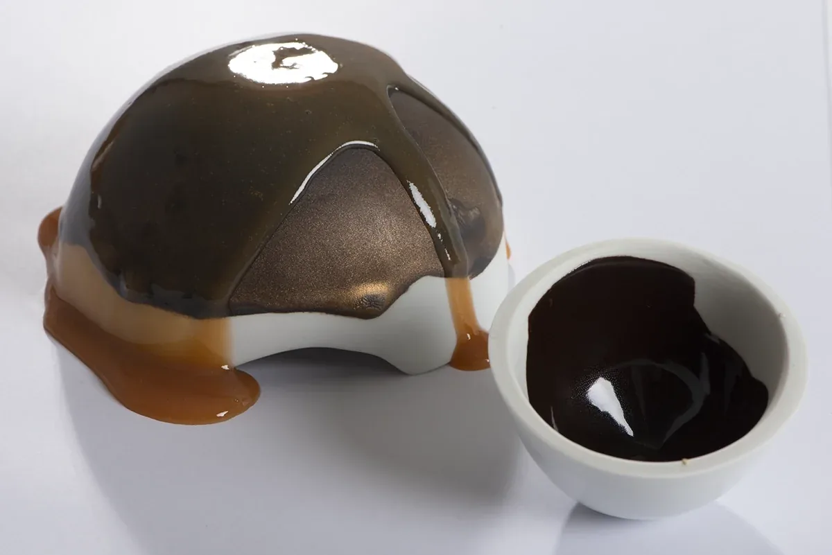 Coque en céramique nappée d’émail brun et bol de chocolat