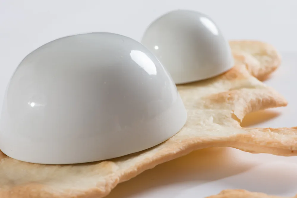 Dômes de porcelaine blanche posés sur une galette dorée