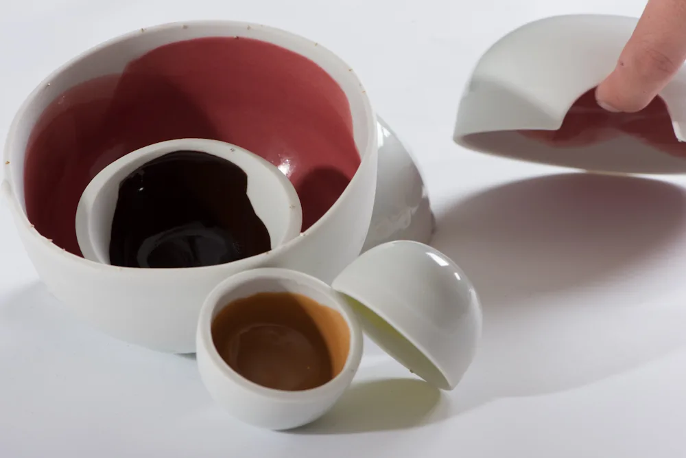 Bols emboîtés en porcelaine, intérieurs rose et caramel