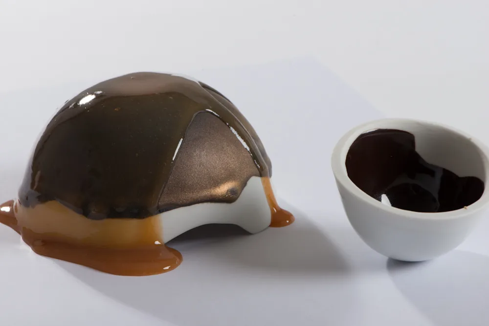 Coque en céramique nappée d’émail brun et bol de chocolat, autre vue