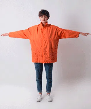 Coupe-vent orange porté, bras écartés