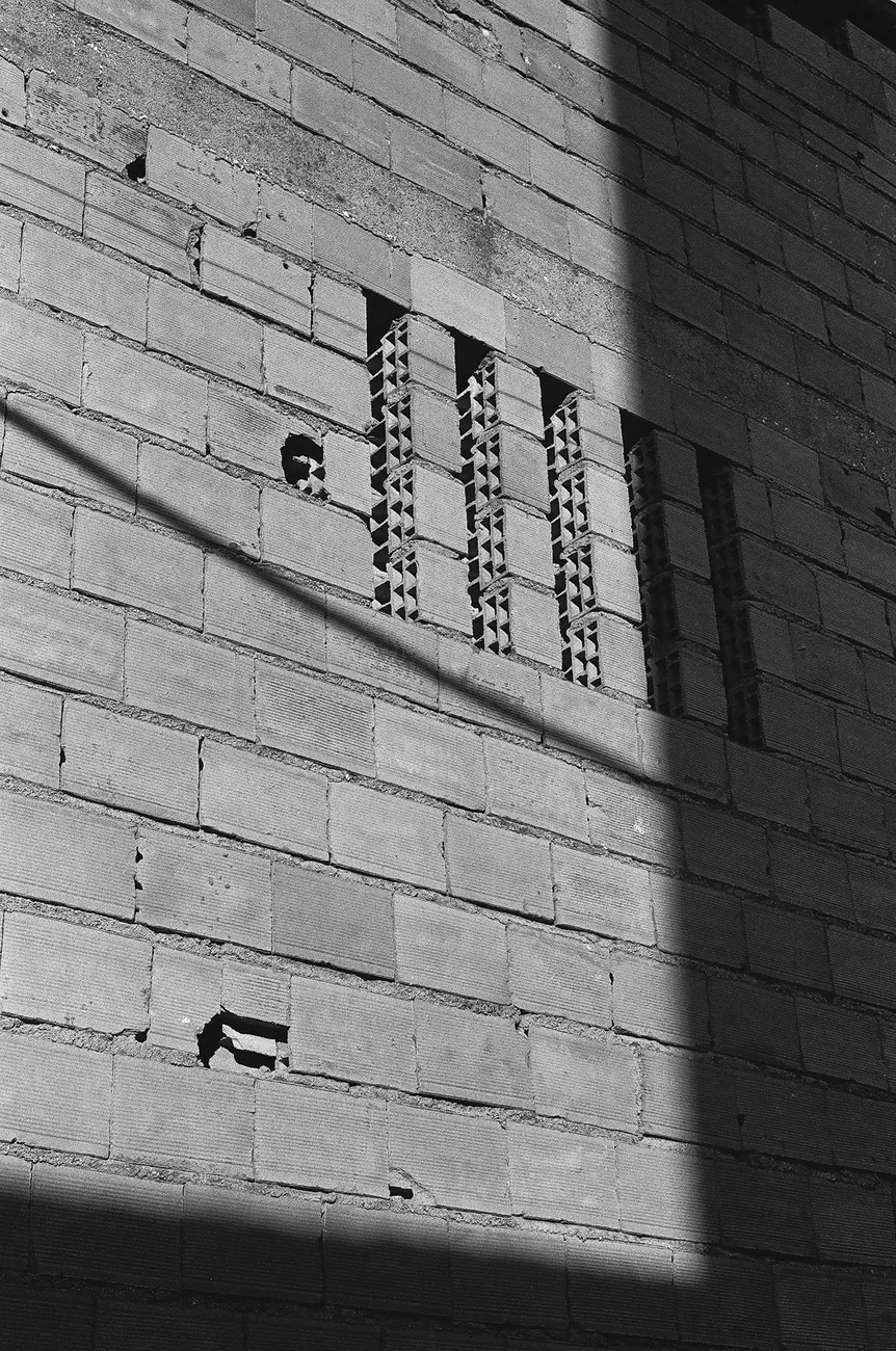 Photographie argentique : mur de briques au Portugal